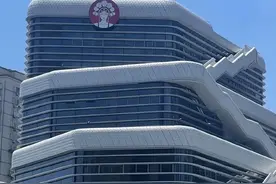 霸王茶姬被曝业内大量挖人，人才来自星巴克、Tims、小红书、华为等，星巴克前副总裁李涛已加入图片