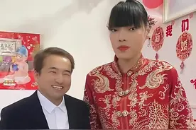 河南一新娘“女身男相”，新郎小鸟依人站身旁，亲友：组合新奇图片