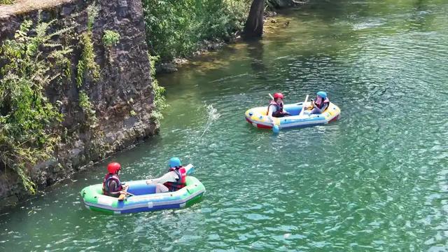 贵州梵净山脚下的避暑秘境，一站式体验荷海、竹海、溶洞、漂流