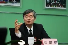 才知道：以前五一都是放7天，因清华教授蔡继明，最终改为放5天！图片