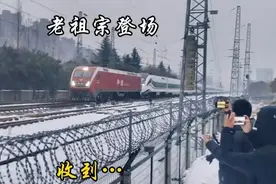 火车头拉着动车送游子归乡!网友笑疯了!专家却说这是技术难题！图片