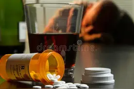 警惕！比头孢配酒更危险，一杯酒毁了你！揭秘药物＋酒精致命组合图片