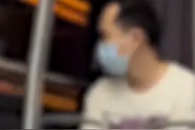女孩公交遇偷拍者勇敢制止并报警 男子心虚翻窗逃走图片