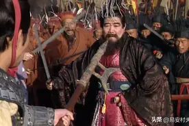 别被三国演义误导了，方天画戟并非吕布武器，真正的主人是他图片