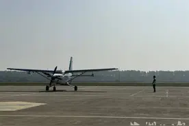 乘客争相尝鲜汉南“空中巴士”图片
