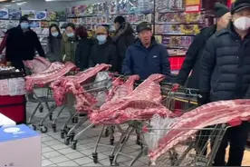 东北人买排骨都是买半扇，广东人看到惊呆了，看到对比图更激动图片