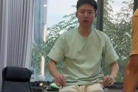方博去看中医了，这咋还跪上了，邱贻可陪同，这又是唱哪一出图片