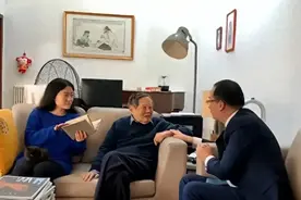 2024年，102岁杨振宁在北京家中留影，头发变黑了，翁帆身体发福图片