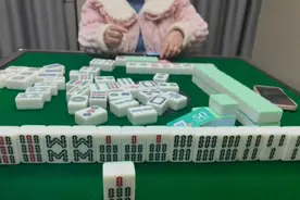 有没有懂麻将的，帮忙看看这到底是胡了没胡？[看][看]图片