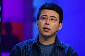 “成于嘴，败于嘴”，曾要求中国向全球道歉的阿丘，如今现状如何图片