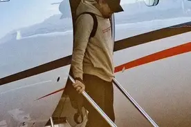 “小李子”莱昂纳多搭私人飞机逃离洛杉矶大火，被批伪君子图片
