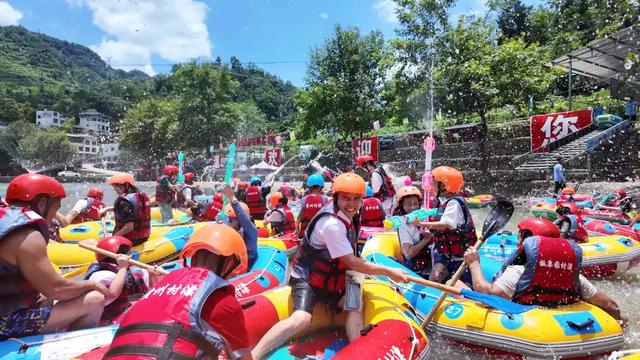 贵州梵净山脚下的避暑秘境，一站式体验荷海、竹海、溶洞、漂流