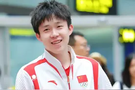 国乒凯旋！王楚钦抱亲父母，陈梦曼昱姐妹齐聚，龙队小胖低调现身图片