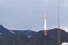 中国实力藏不住了！故障卫星奇迹复活，独自爬高22万公里登月图片