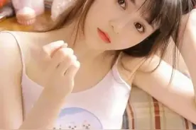哈哈哈哈，某大学操场女生跑步罩罩脱落，网友：是罩还是小肚子？图片