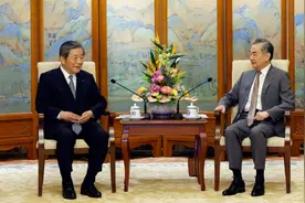 日本上门缓和对华关系，却提俩过分要求，王毅批评一顿后划下红线图片