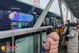旧车换新、电站“共享”……乌鲁木齐新公交车上线带来了什么？图片