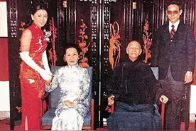 4个名人离世前镜头：老蒋双手被胶带绑在椅子上，列宁瘫在椅子上图片