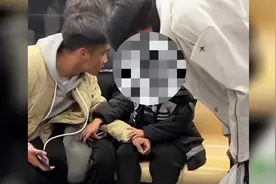 醉酒爸爸把儿子落在地铁上 热心大学生发现后出手相助一直询问图片