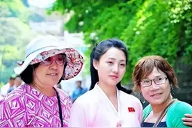 外国运动员回国前夕逛街，只敢买便宜衣物，有商铺老板慷慨相送图片