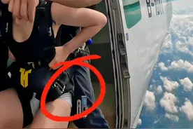 女子跳伞空中掉落拍摄设备图片