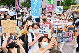 高速公路上女子就地小便，抗议还是公共道德缺失？图片