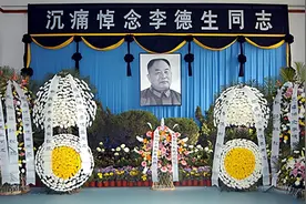 李德生追悼会：李讷与丈夫同行，解放军抬棺徐行，老乡盼将军归根图片