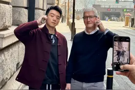 郑恺外滩偶遇库克，晒苹果手机签名，网友：戏子就是戏子图片