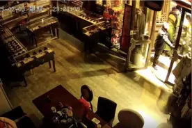 连夜就“撬门开灯”致歉的大同：前一日曾发文称“彩灯商铺扮靓城市”，报纸头版发过后又被市政府官网转发图片