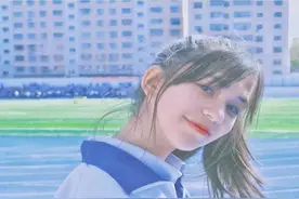 我中俄混血美女，父母从小不鸡娃，不卷娃，我却活成这样图片