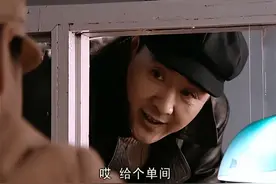 难怪身为军长的丁伟，去招待所却要不到单间，你看招待所长说了啥图片