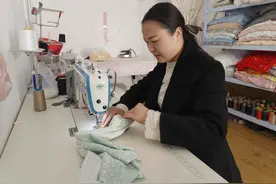 左脚踩机器！长葛这位女裁缝不一般！图片