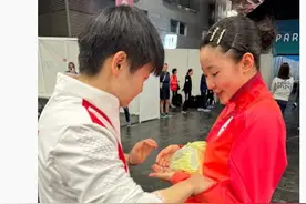 孙颖莎给张本美和送PIN，周到：场上差点给打哭，场下给个PIN来哄图片