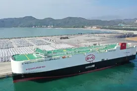 首艘国产滚装船有多牛？堪称海上停车场，德媒：这是征服的宣战！图片