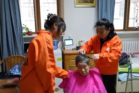 暖心！“00后”与22位老人的“别样新年”图片