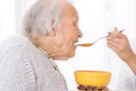 轮流照顾92岁的老娘，6个儿子，各个都有话说，现在却是峰回路转图片