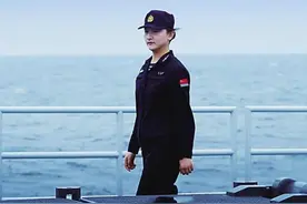 黄骅“00后”姑娘霍传凤——在055型“万吨大驱”上操作武器装备图片