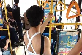 公交车上的一幕！如果不是亲眼所见，打死我也不相信这是真的图片