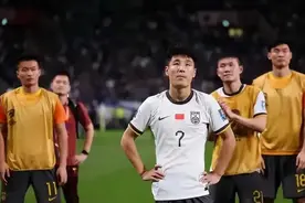 笑不活了！国足惨败后，低调抵达大连，神情严肃，被网友评论笑死图片