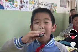 77亿次观看，158万点赞！忻州这个小朋友靠一个修正带全网爆火图片