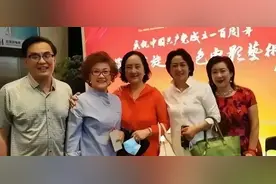 都是70岁穿衬衫，宋春丽打扮像优雅姐姐，张金玲秃顶俨然村里奶奶图片