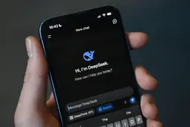 国内第一波官宣弃用DeepSeek公司！清华系潞晨科技停用DeepSeek背后：创始人尤洋受网友指责，投资人很无奈图片