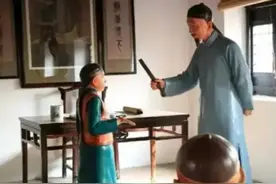 和珅发迹之路：儿时被打，也要笑。图片
