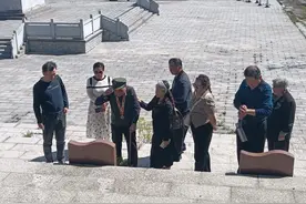 “哥哥，我来看你了！”96岁高龄的退役老兵跨越千里与烈士哥哥“团聚”图片
