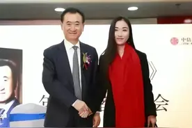 王健林神秘女秘书，她年轻貌美中专学历年薪百万，每月休假15天。图片