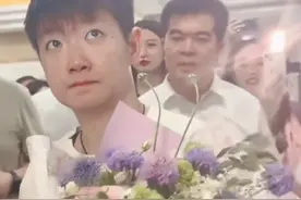 孙颖莎回到家乡石家庄，脸上疲惫像是强迫营业，压力感满满！图片