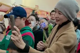 董卿带儿子参加活动，指甲盖发黑疑似受伤，儿子皮肤白气质像她图片