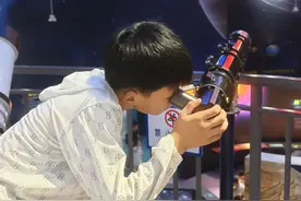 武汉志愿者三年爱心接力 助力河南贫困男孩圆梦图片