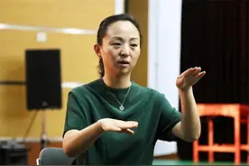 春晚“千手观音”的聋哑人领舞，被土豪苦追8年，如今却变成这样图片