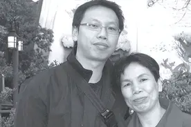 2000年，江苏一单亲妈妈收养16岁孤儿，15年后孤儿用1530万报恩！图片